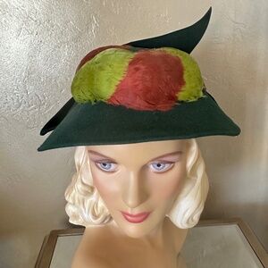 SMART 1950s' GREEN FELT HAT WITH BOW, FEATHERS & VEILING